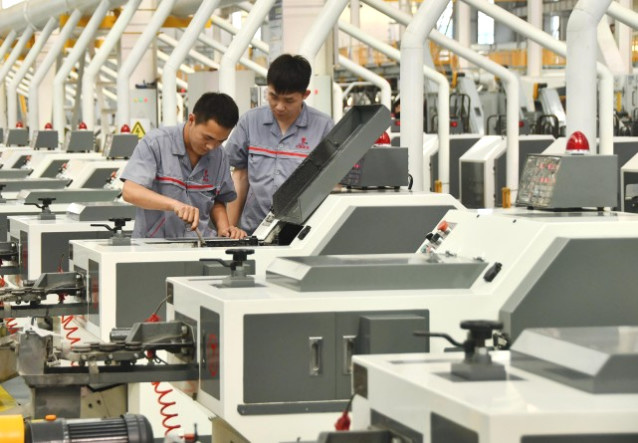 Workers manufacture fasteners in a workshop of an enterprise in Yongnian district, Handan, north China's Hebei province. (Photo from afastener.com) Workers manufacture fasteners in a workshop of an enterprise in Yongnian district, Handan, north China's Hebei province. (Photo from afastener.com)