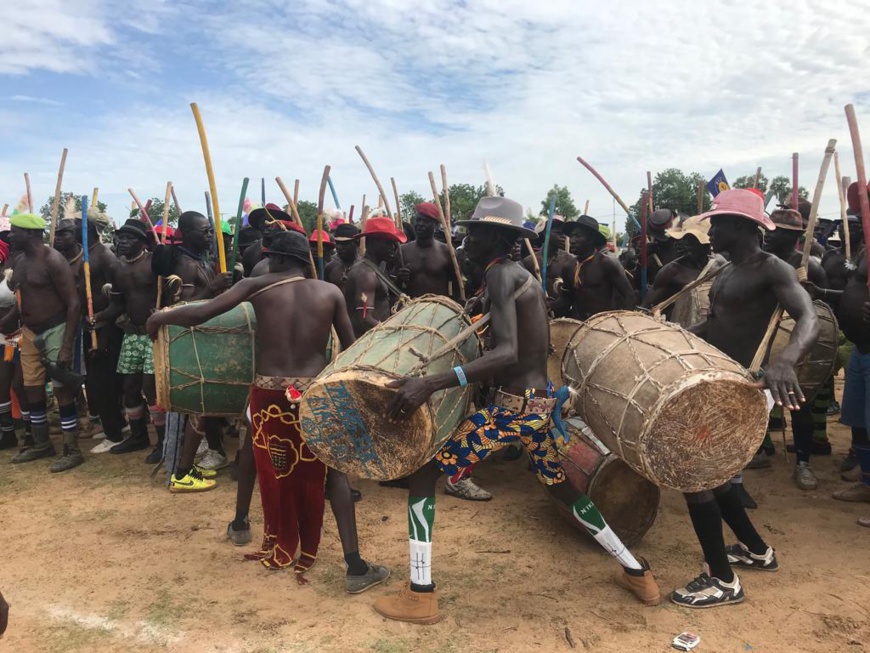 Des danses traditionnelles au Mayo Kebbi Est lors de la visite présidentielle. © M.M/Alwihda Info Des danses traditionnelles au Mayo Kebbi Est lors de la visite présidentielle. © M.M/Alwihda Info
