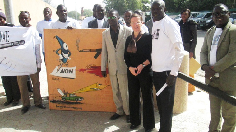 les responsables des organes de presse devant l'Ambassade de France au Tchad les responsables des organes de presse devant l'Ambassade de France au Tchad