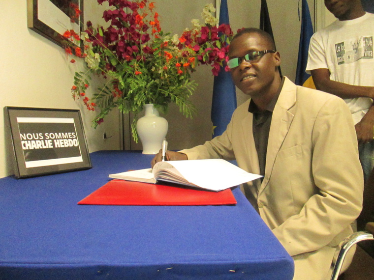 le DG d'Alwihda Groupe signant le cahier de condoléance le DG d'Alwihda Groupe signant le cahier de condoléance