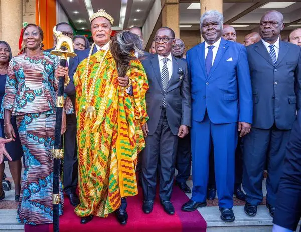 Denis Sassou N'Guesso paré des attributs traditionnels