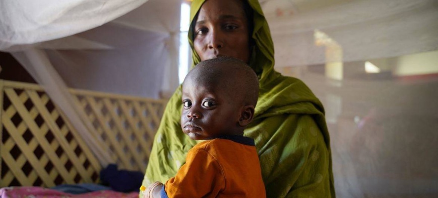 Une mère amène son enfant malade dans un centre de santé soutenu par l'UNICEF dans le nord du Darfour, au Soudan. © UNICEF/Mohamed Zakaria Une mère amène son enfant malade dans un centre de santé soutenu par l'UNICEF dans le nord du Darfour, au Soudan. © UNICEF/Mohamed Zakaria