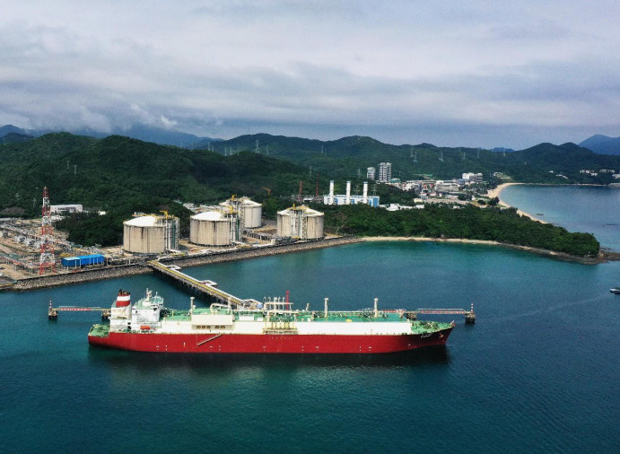 A vessel carrying 65,000 tons of liquefied natural gas (LNG) is unloaded at an LNG reception station of China National Offshore Oil Corporation in south China's Guangdong province, May 16. It is China's first yuan-settled LNG trade. (Photo by Li Jianqiang/People's Daily Online) A vessel carrying 65,000 tons of liquefied natural gas (LNG) is unloaded at an LNG reception station of China National Offshore Oil Corporation in south China's Guangdong province, May 16. It is China's first yuan-settled LNG trade. (Photo by Li Jianqiang/People's Daily Online)