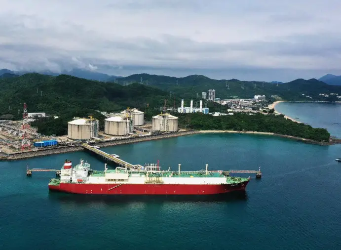 A vessel carrying 65,000 tons of liquefied natural gas (LNG) is unloaded at an LNG reception station of China National Offshore Oil Corporation in south China's Guangdong province, May 16. It is China's first yuan-settled LNG trade. (Photo by Li Jianqiang/People's Daily Online)