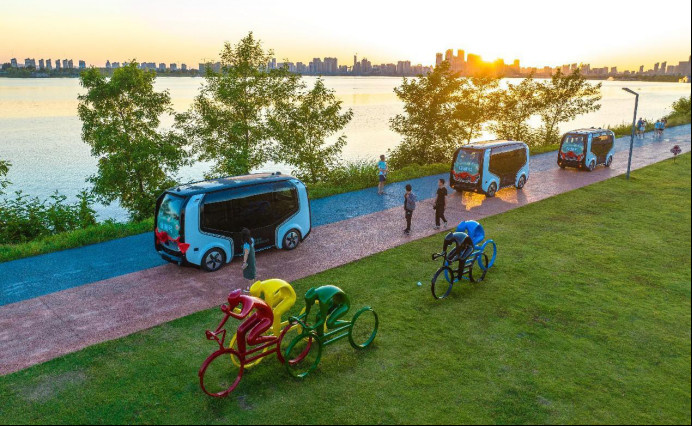 An autonomous sightseeing vehicle runs along a scenic belt in Xiangyang, central China's Hubei province. (Photo by Yang Dong/People's Daily Online) An autonomous sightseeing vehicle runs along a scenic belt in Xiangyang, central China's Hubei province. (Photo by Yang Dong/People's Daily Online)