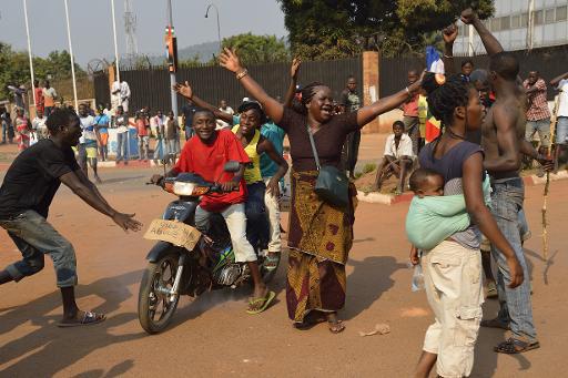 Centrafrique: scènes de fraternisation entre Séléka et anti-balaka à Bangui © AFP