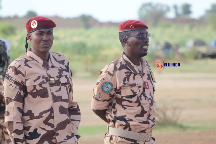 Est du Tchad : l'armée apporte une assistance alimentaire aux réfugiés en détresse Est du Tchad : l'armée apporte une assistance alimentaire aux réfugiés en détresse