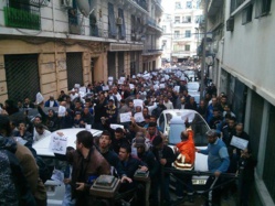 Charlie Hebdo provoque des manifestations à Alger et au Niger, un centre culturel incendié Charlie Hebdo provoque des manifestations à Alger et au Niger, un centre culturel incendié