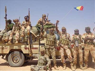Boko Haram : Un impressionnant convoi de 400 véhicules militaires tchadiens pénètre au Cameroun Boko Haram : Un impressionnant convoi de 400 véhicules militaires tchadiens pénètre au Cameroun