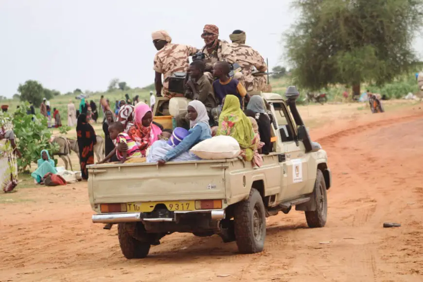 Des soldats tchadiens évacuent des réfugiés à la frontière avec le Soudan, le 22 juin 2023.  © Djibrine Haïdar/Alwihda Info