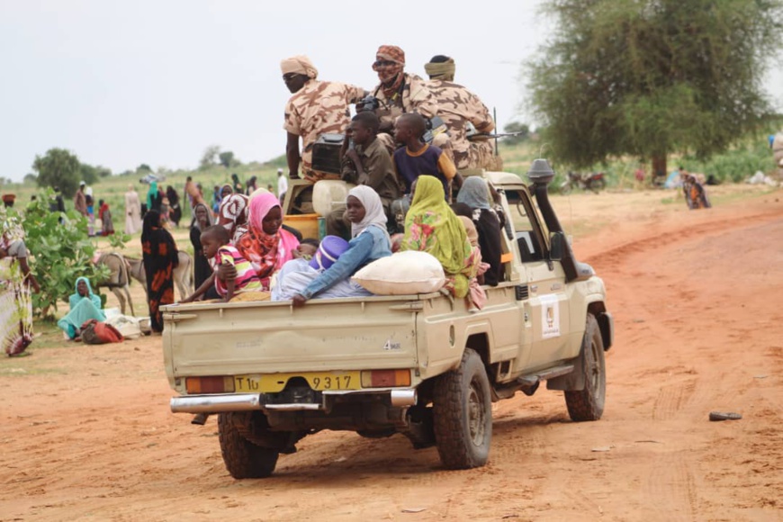 Des soldats tchadiens évacuent des réfugiés à la frontière avec le Soudan, le 22 juin 2023. © Djibrine Haïdar/Alwihda Info Des soldats tchadiens évacuent des réfugiés à la frontière avec le Soudan, le 22 juin 2023. © Djibrine Haïdar/Alwihda Info