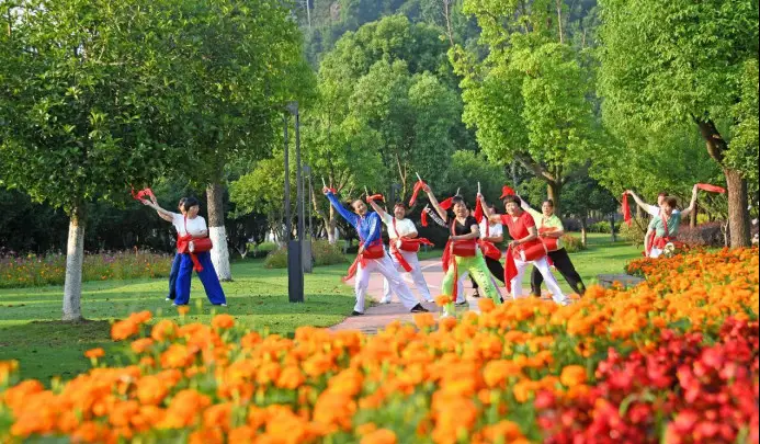 People do morning exercise in a wetland park in Taizhou, east China's Zhejiang province. (Photo by Wang Huabin/People's Daily Online)