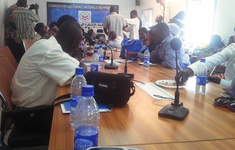 photo alwihda. les journalistes et les membres de la CENI photo alwihda. les journalistes et les membres de la CENI