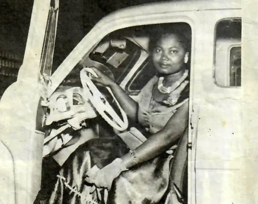 Première Camerounaise à passer l’examen pour l’obtention d’un permis de conduire en 1958.