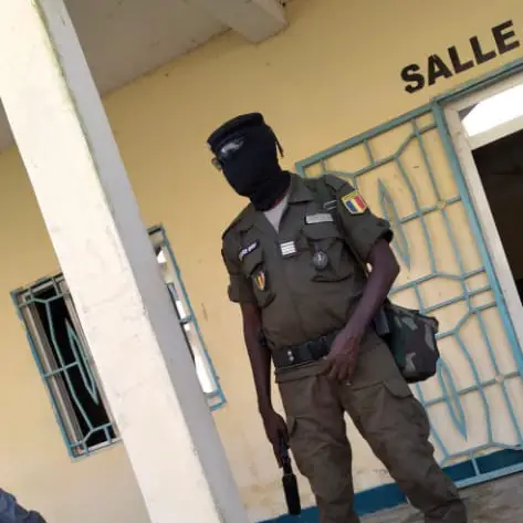 Un policier monte la garde devant la salle d'audience du Palais de justice de N'Djamena, en septembre 2020. © Alwihda Info