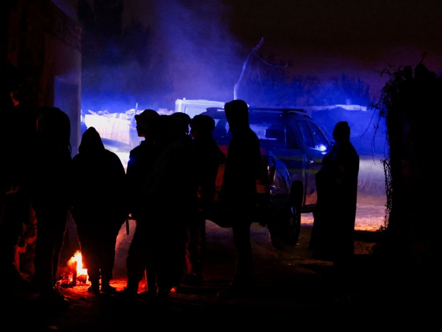 Des spectateurs se rassemblent sur les lieux à la suite d'une fuite de gaz présumée liée à une exploitation minière illégale, dans la colonie d'Angelo Shack, près de Boksburg, à l'est de Johannesburg, en Afrique du Sud. /Photo prise le 6 juillet 2023 © REUTERS/Siphiwe Sibeko