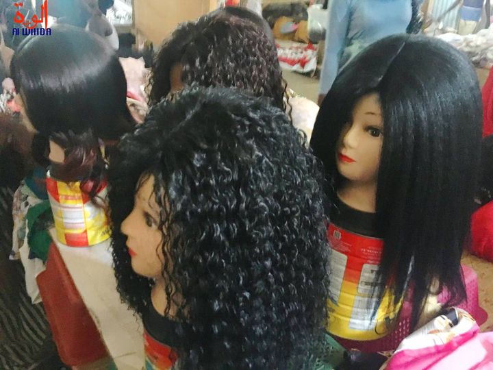 Tchad : les femmes de N'Djamena et leur relation complexe avec les perruques et les tresses Tchad : les femmes de N'Djamena et leur relation complexe avec les perruques et les tresses