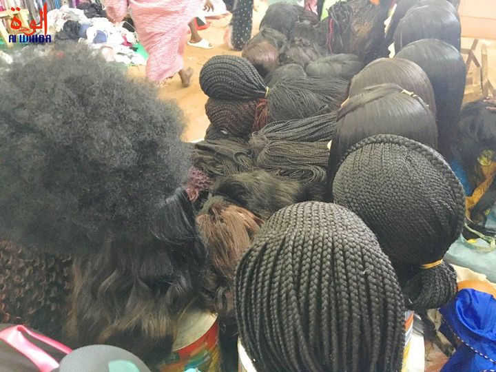 Tchad : les femmes de N'Djamena et leur relation complexe avec les perruques et les tresses Tchad : les femmes de N'Djamena et leur relation complexe avec les perruques et les tresses