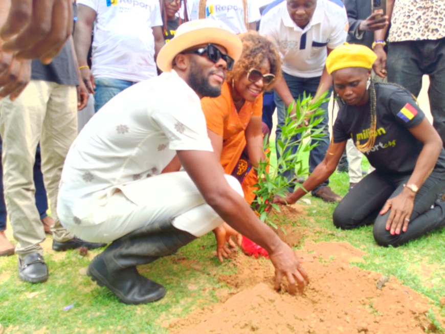 Tchad : action de reboisement initiée par le Rotary Club en présence de DJ Kerozen et des "U-reporters" Tchad : action de reboisement initiée par le Rotary Club en présence de DJ Kerozen et des "U-reporters"