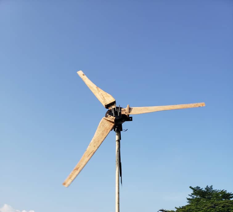 Cameroun : un étudiant tchadien conçoit une éolienne à axe horizontal de 500W pour produire de l'électricité Cameroun : un étudiant tchadien conçoit une éolienne à axe horizontal de 500W pour produire de l'électricité