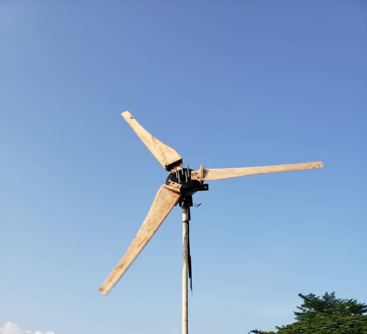 Cameroun : un étudiant tchadien conçoit une éolienne à axe horizontal de 500W pour produire de l'électricité