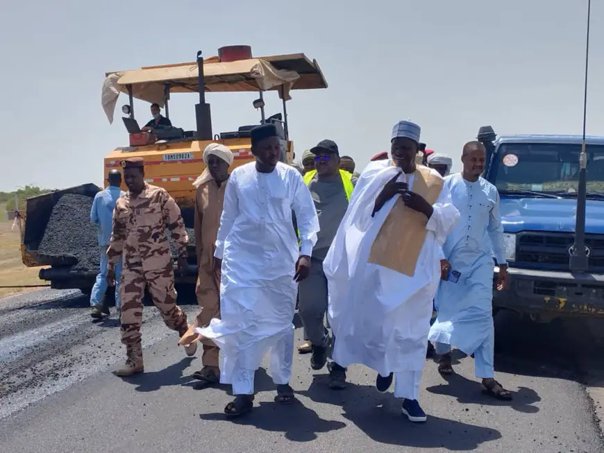 Tchad : le gouverneur du Batha inspecte les travaux de la route Am-djamena Bilala-Ati