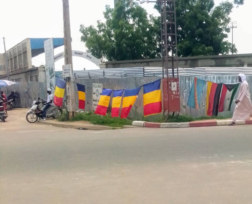 N'Djamena : L'engouement pour la vente des drapeaux bat son plein N'Djamena : L'engouement pour la vente des drapeaux bat son plein