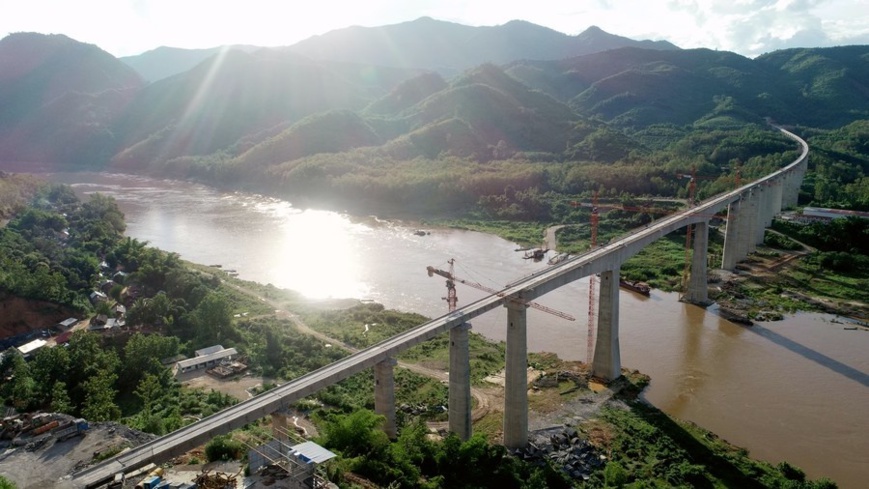 Aerial photo taken on July 15, 2020 shows the view of the Ban Ladhan Mekong River Super Major Bridge located some 230 km north of Vientiane, capital of Laos. (CREC-8/Handout via Xinhua) Aerial photo taken on July 15, 2020 shows the view of the Ban Ladhan Mekong River Super Major Bridge located some 230 km north of Vientiane, capital of Laos. (CREC-8/Handout via Xinhua)