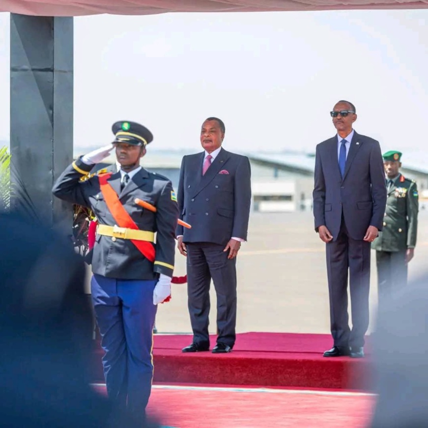 Denis Sassou N'Guesso et Paul Kagamé, à l'aéroport de Kigali.