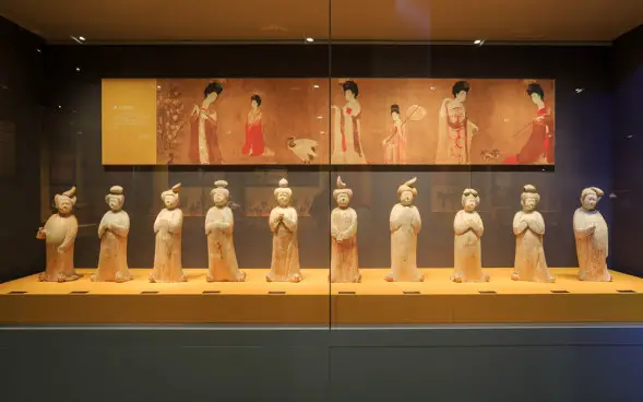 Photo shows Tang Dynasty (618-907) pottery figures of court ladies displayed at the Xi'an Museum in Xi'an, northwest China's Shaanxi province. (Photo from the official website of the Xi'an Museum)