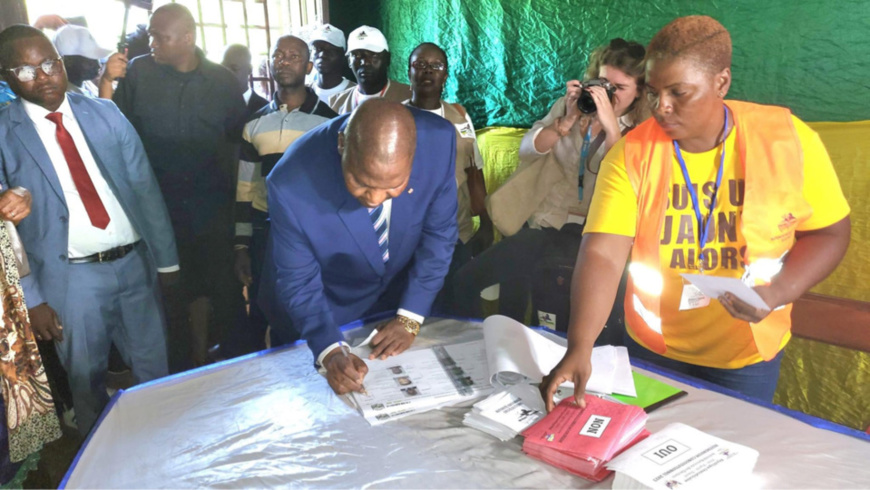 Le président Touadera vote dans un bureau à Bangui. © Renaissance Le président Touadera vote dans un bureau à Bangui. © Renaissance