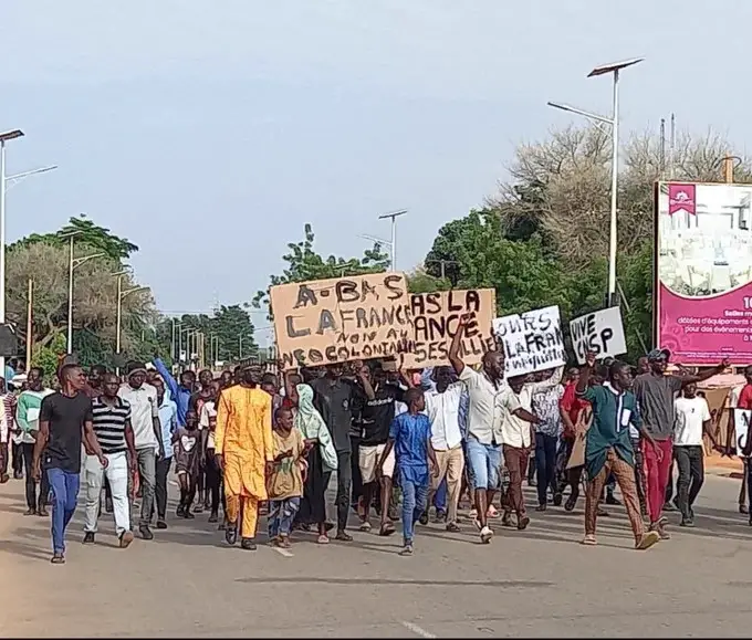 Des manifestants à Niamey, en soutien à la junte. Illustration © DR