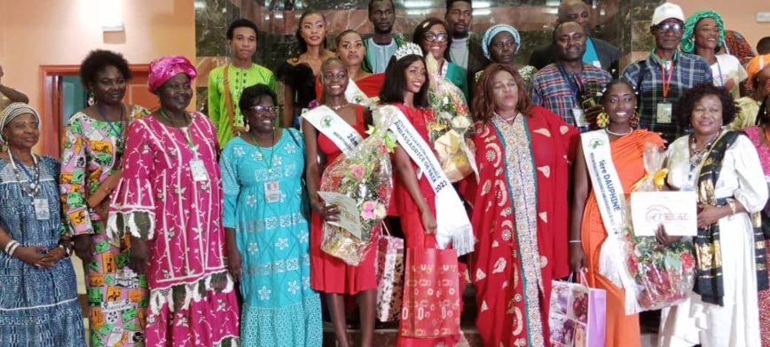 Les dynamiques femmes du REFAC entourent les lauréates.