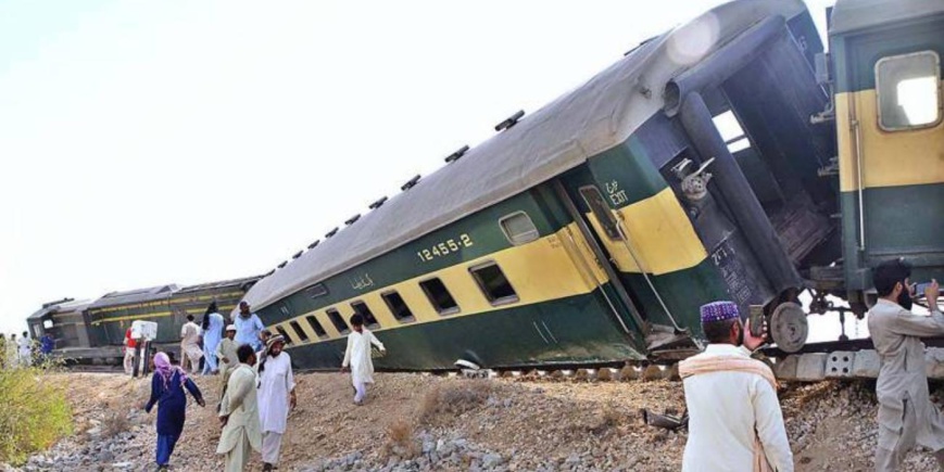 Pakistan : Au moins 15 morts dans le déraillement d'un train Pakistan : Au moins 15 morts dans le déraillement d'un train