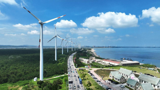 Photo shows a wind farm near a seaside scenic area in Rongcheng, east China's Shandong province. (Photo by Wang Fudong/People's Daily Online) Photo shows a wind farm near a seaside scenic area in Rongcheng, east China's Shandong province. (Photo by Wang Fudong/People's Daily Online)