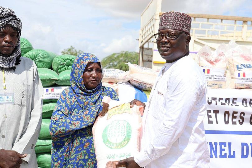 Tchad : le personnel du ministère des Finances apporte son soutien aux réfugiés soudanais Tchad : le personnel du ministère des Finances apporte son soutien aux réfugiés soudanais