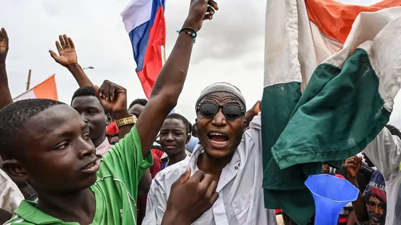 Des partisans pro-putschistes devant la base militaire française de Niamey au Niger le 11 août 2023 - AFP