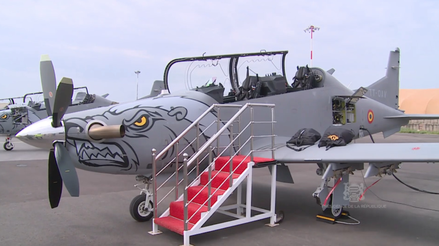 Un avion de guerre acquis en août 2023 par l'armée tchadienne. © DGCOM/PR Un avion de guerre acquis en août 2023 par l'armée tchadienne. © DGCOM/PR