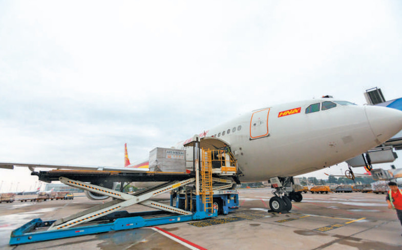 Imported fresh products are unloaded from an airplane which has arrived from overseas at Beijing Capital International Airport in Beijing, capital of China. (Photo/Fang Xing) Imported fresh products are unloaded from an airplane which has arrived from overseas at Beijing Capital International Airport in Beijing, capital of China. (Photo/Fang Xing)