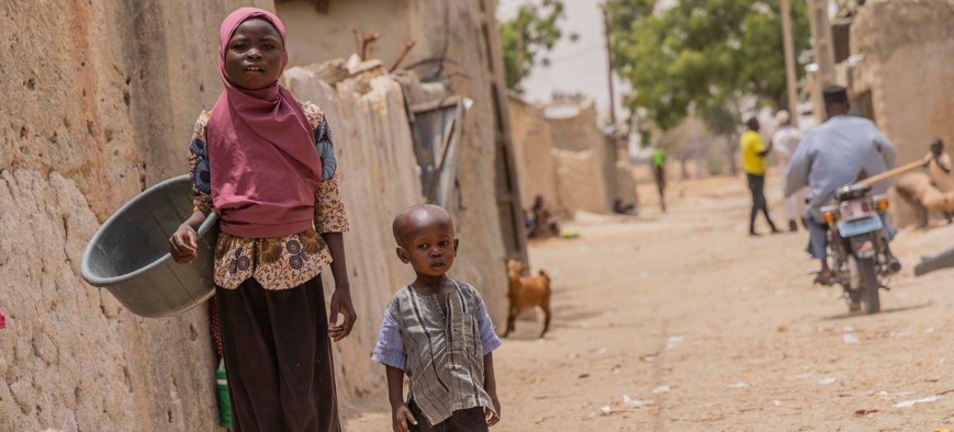 Une jeune fille et son cousin dans les rues d'un village du sud du Niger. © UNICEF/Islamane Abdou