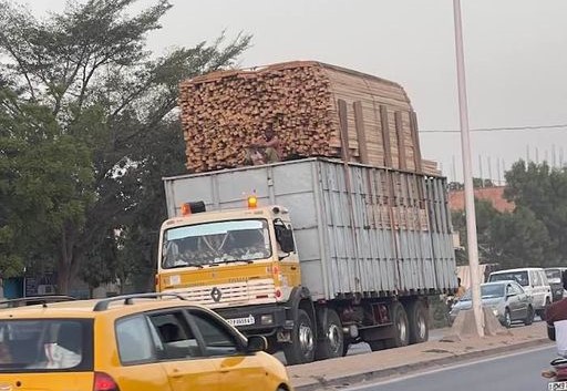 Tchad : le maire de N’Djamena s’insurge contre le stationnement abusif des gros porteurs Tchad : le maire de N’Djamena s’insurge contre le stationnement abusif des gros porteurs