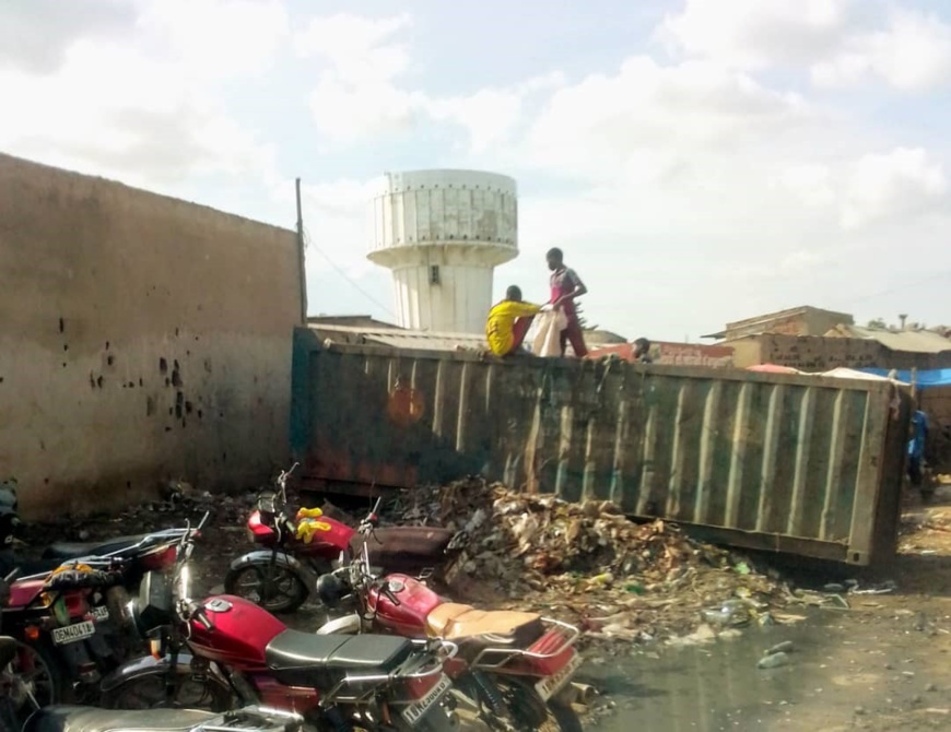 N'Djamena : Des enfants fouillent les poubelles pour survivre N'Djamena : Des enfants fouillent les poubelles pour survivre