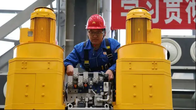 An employee installs the top drive for the drilling rig at the site of PetroChina's 11,100-meter drilling project. The top drive is independently developed by Beijing Petroleum Machinery Co., Ltd. (Photo courtesy of Beijing Petroleum Machinery Co., Ltd.)
