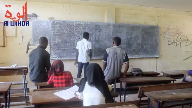 Des élèves s'entrainent dans une salle de classe à N'Djamena pour le baccalauréat. Illustration. © Ben Kadabio/Alwihda Info