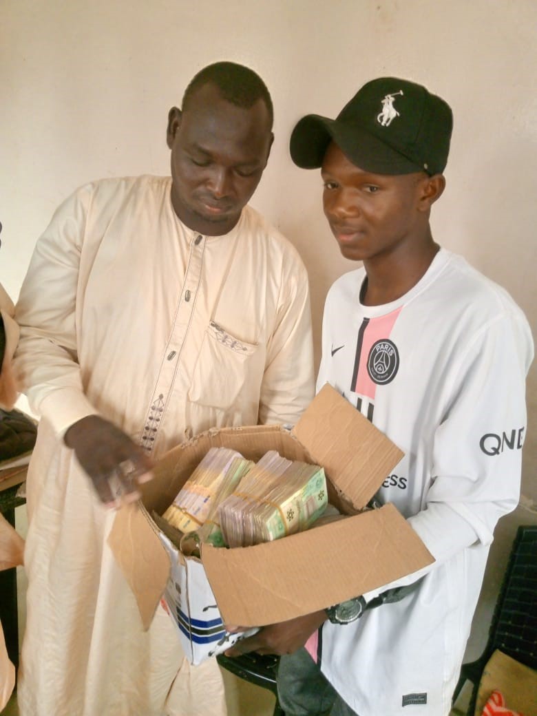 Nigeria : Un conducteur de tricycle restitue 15 millions FCFA à son propriétaire tchadien à Kano Nigeria : Un conducteur de tricycle restitue 15 millions FCFA à son propriétaire tchadien à Kano