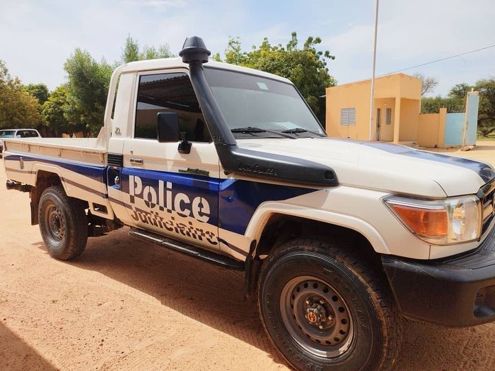 Tchad : le gouverneur du Batha remet un véhicule neuf à la Police judiciaire Tchad : le gouverneur du Batha remet un véhicule neuf à la Police judiciaire