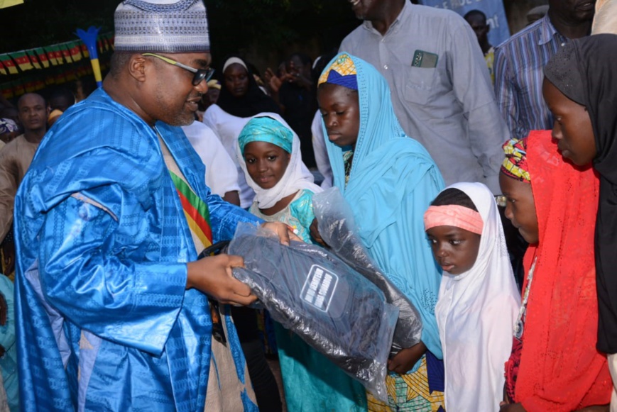 Cameroun : Un sénateur offre 500 kits scolaires et paie les frais examens scolaires de 100 élèves de Garoua Cameroun : Un sénateur offre 500 kits scolaires et paie les frais examens scolaires de 100 élèves de Garoua