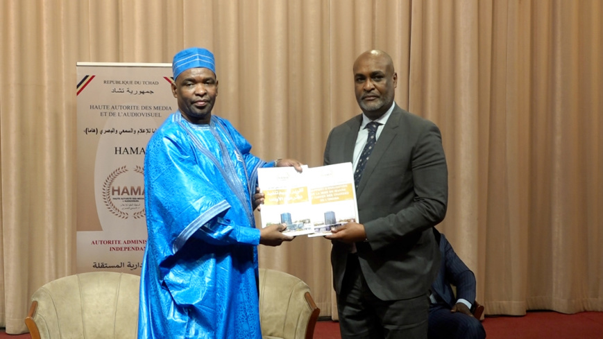 Le président de la HAMA, Abderamane Barka Abdoulaye Doningar (Gauche) et le ministre de la Communication, Aziz Mahamat Saleh.