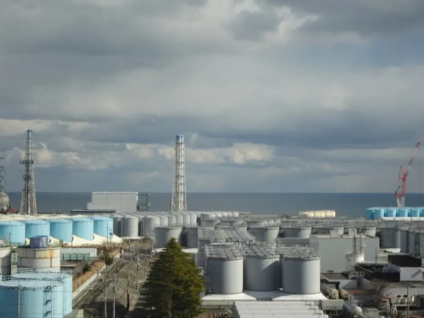Cette photo qui a été prise lors de la tournée de presse du 2 février 2023 montre des réservoirs de stockage à la centrale nucléaire de Fukushima Dai-ichi (CNFD) de Tokyo Electric Power Company (TEPCO). (Ministère des Affaires étrangères du Japon)