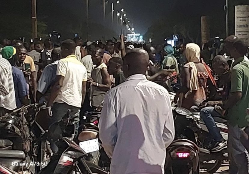 Ouagadougou : des milliers de jeunes expriment leur soutien à la transition lors d’une manifestation nocturne Ouagadougou : des milliers de jeunes expriment leur soutien à la transition lors d’une manifestation nocturne
